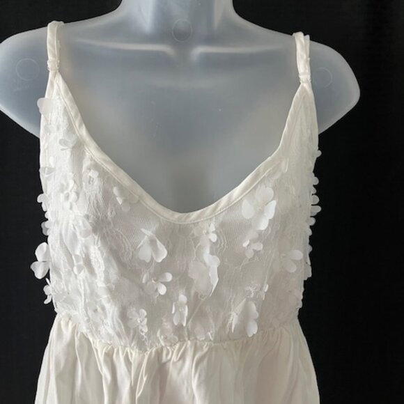 Pretty White Top - Picture 2 of 5